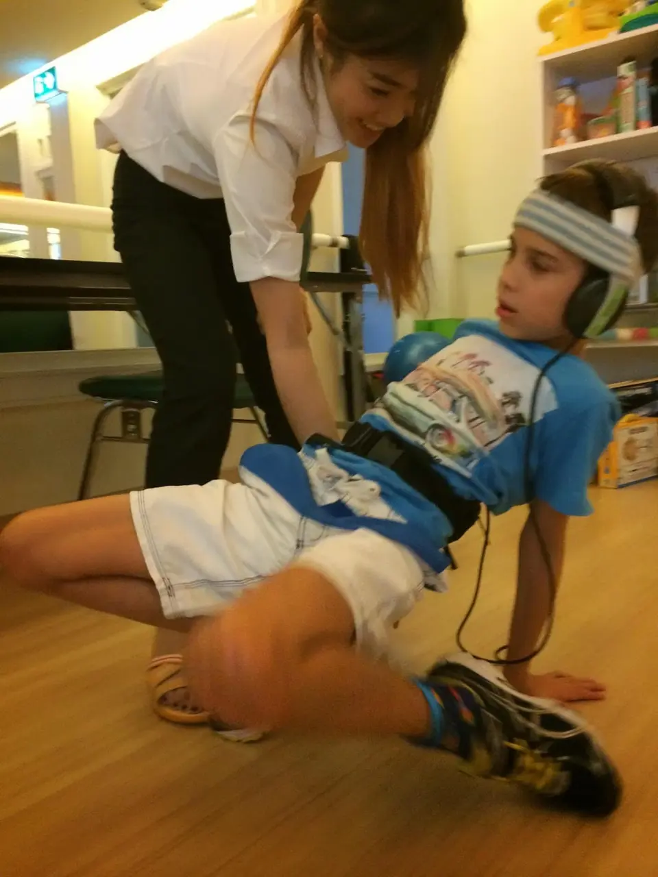 Flynn Rigby unterzieht sich während seiner zweiten Behandlung von Zerebralparese einer Physiotherapie
