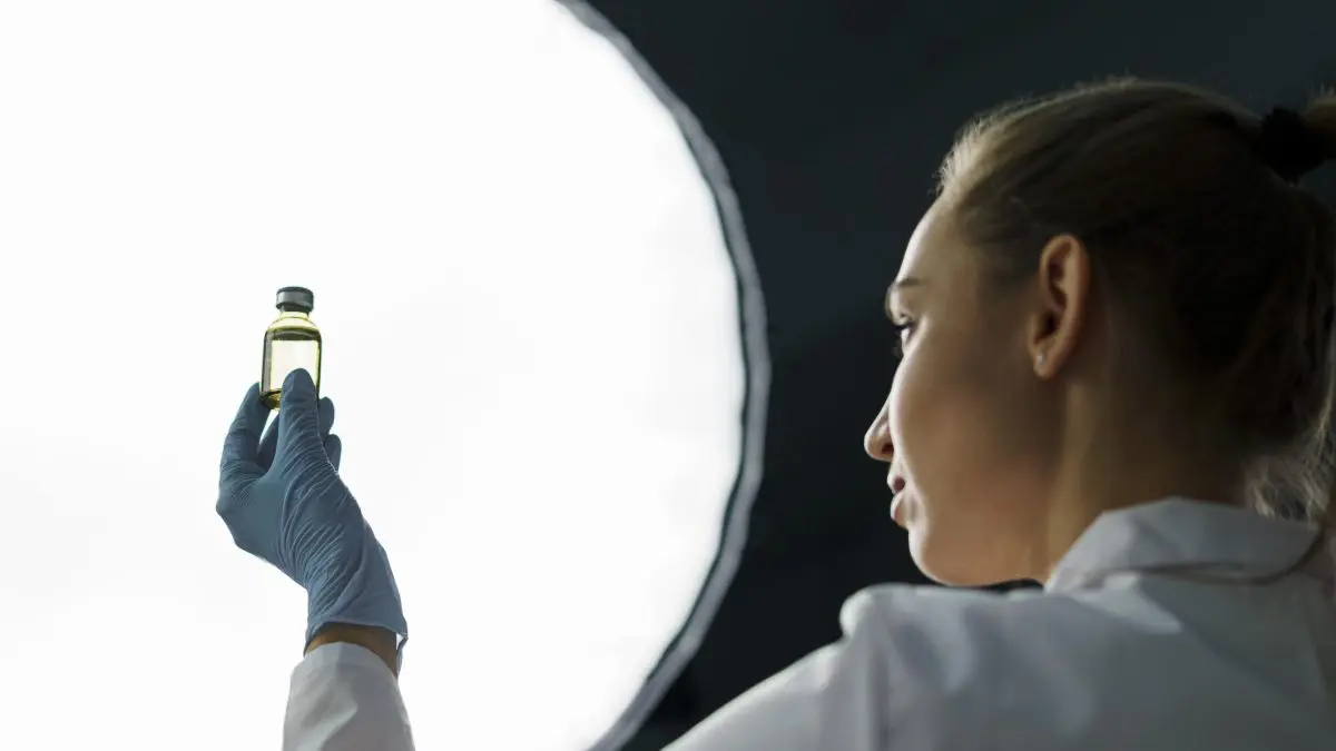 Wissenschaftlerin hält ein Fläschchen mit Stammzellen hoch.